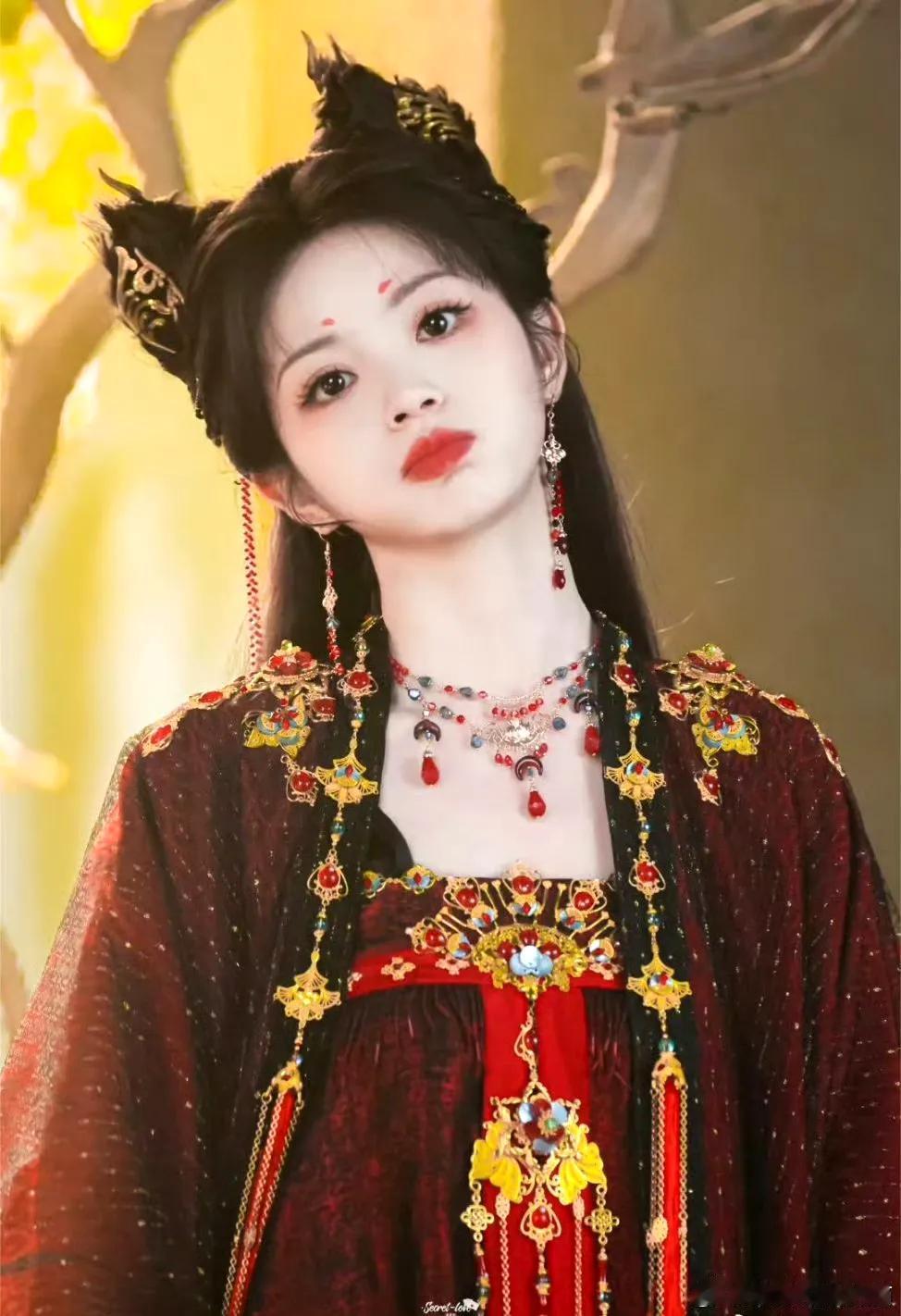人生镜头里的猫系灵韵说田曦薇该演猫的人，怕是看透了她骨子里的灵动。那双圆眼一眨