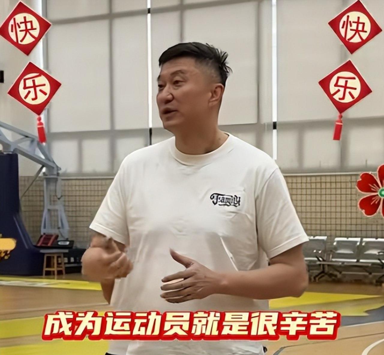 开心！杜锋、朱芳雨给广东队球员发开年红包，奎因、萨林杰乐开了花为了准备CBA第