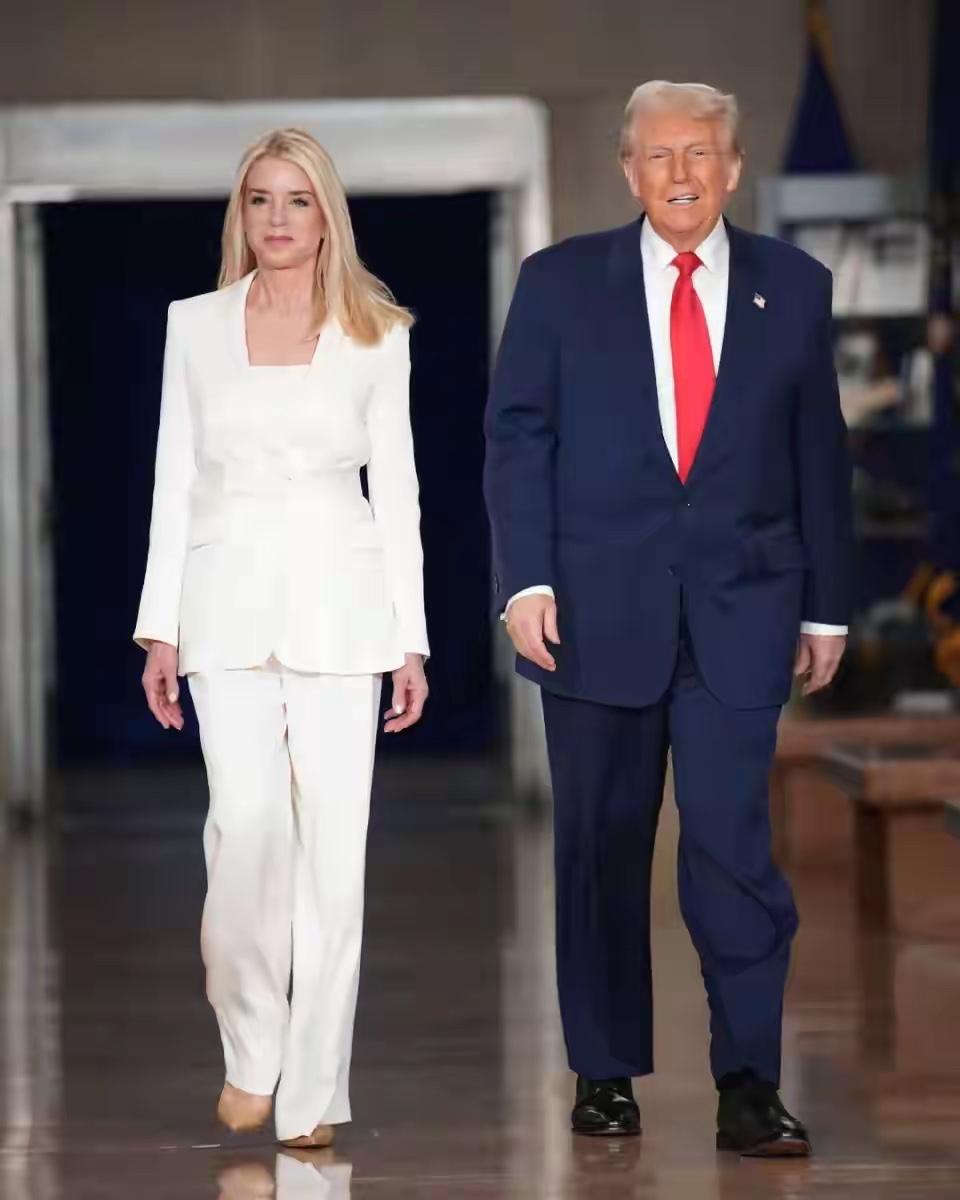 特朗普内阁部长不好干！前脚刚解雇女国土安全部长，后脚又要换掉女司法部长？根据24