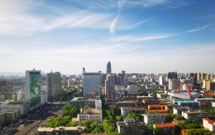 一、分数这事儿，得看你怎么算先说2025年的底牌。潍坊学院在山东分两档招生：