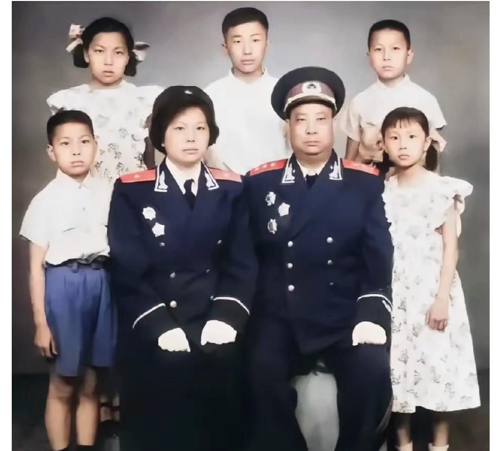 这才是上世纪五十年代他们一家七口在四川的真实貌相，这可不是演戏，也不是演员所饰演