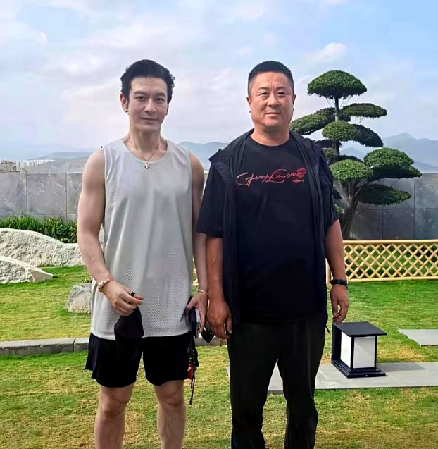 黄晓明这一跑看似是个人的一次普通偶遇实则撕开了娱乐圈的一层遮羞布。不光是他，这