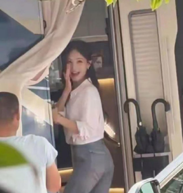 李一桐这身材真的太好了，35岁的年纪，成熟稳重又可爱。​​​