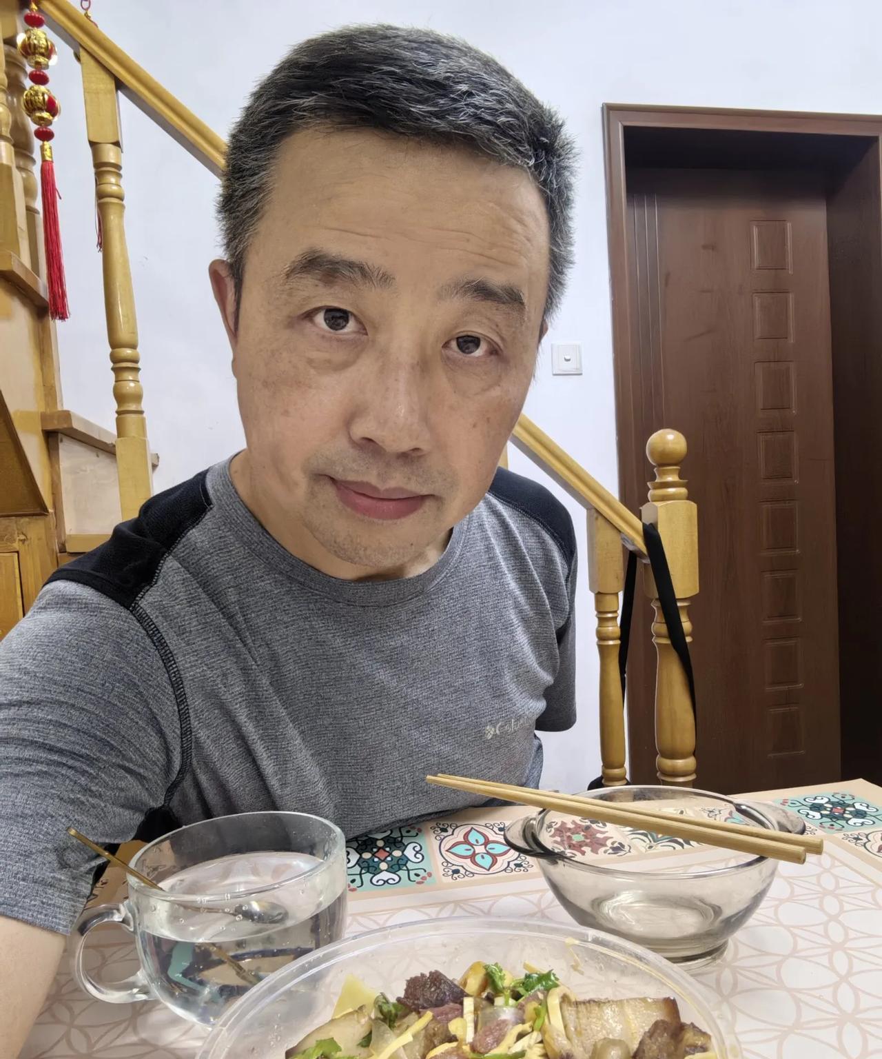 酒龄四十年，戒酒55天，滴酒未沾，今天又是完美的一天。躺平在家，没有想象的那么