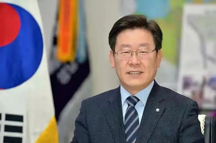 韩国总统李在明上台之后已经看到了希望，这时候他已经摒弃了尹锡悦的倾美现象，反而和