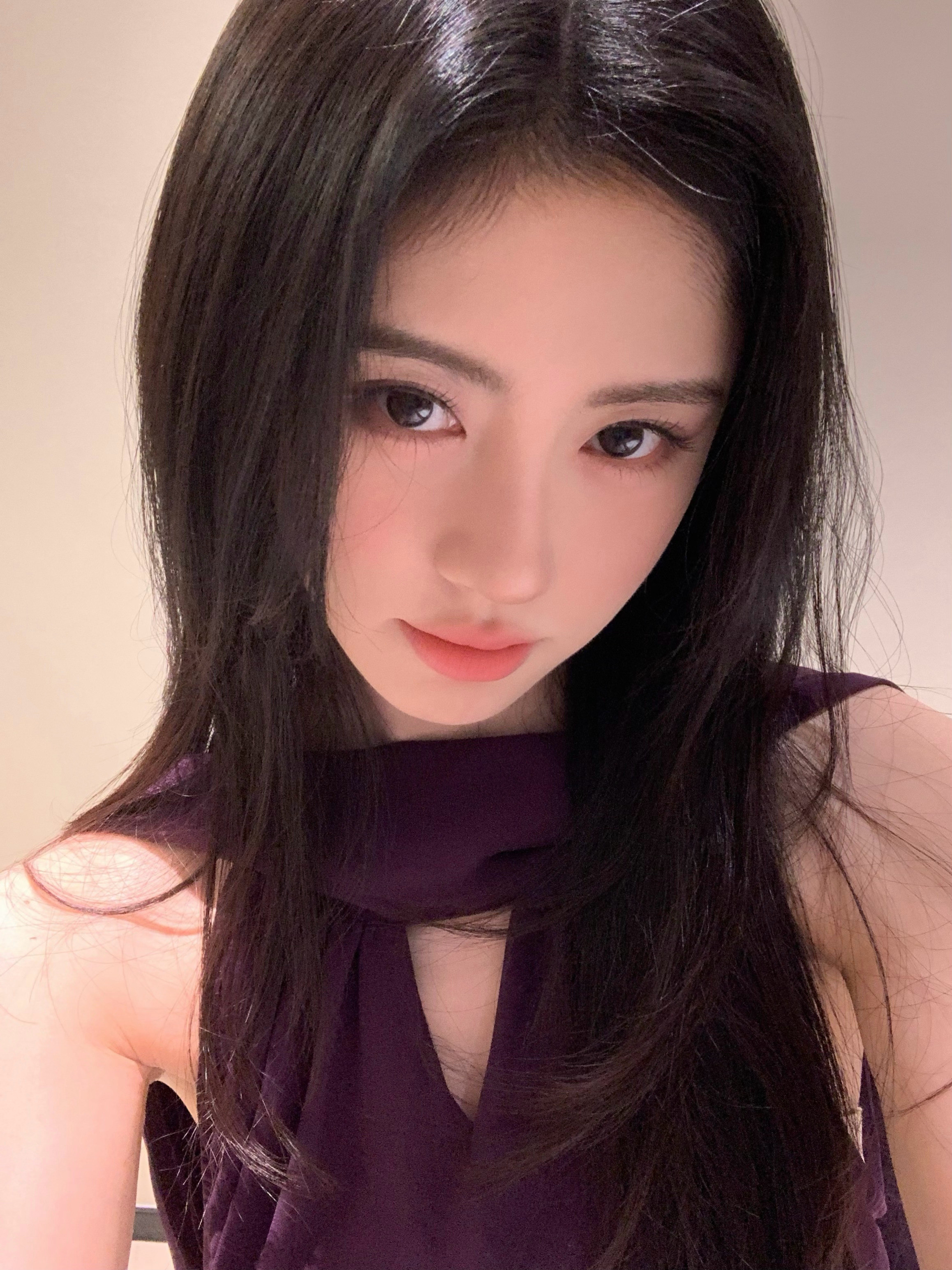 鞠婧祎最新Live图营业，紫色公主上线～身穿CIDER挂脖裙装出镜，深紫色调