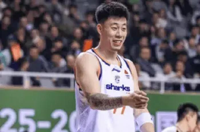 上海男篮囤了四个外援，得分却排倒数？这钱花得有点冤。不是外援不行，是权限乱