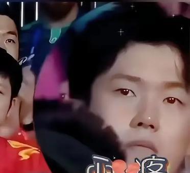 天呐！刷到孙颖莎哭得眼泪直流的视频，心里一下子就揪住了！旁边王楚钦看她的眼神，心