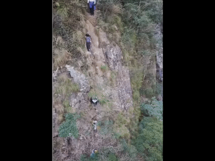 驴友团攀爬荒山险崖女子踩空瞬间坠崖画面看得人头皮发麻这一幕惊险到让人窒