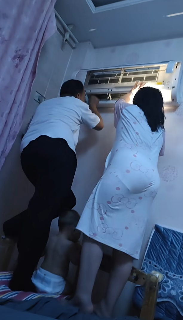 空调不凉了，看给她们三个忙的