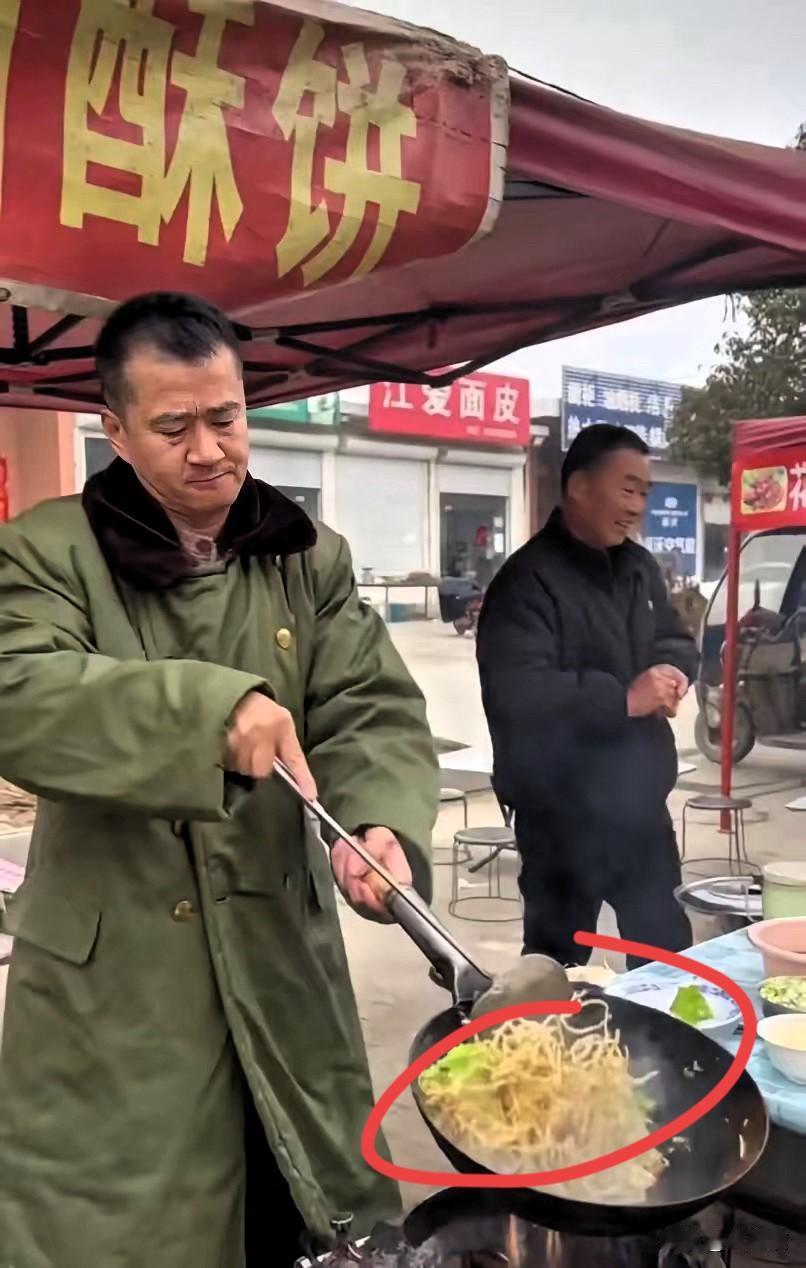 谁能想到常年出镜拍戏的演员，日子过得竟比普通打工人还窘迫。李嘉明混迹演艺圈二十