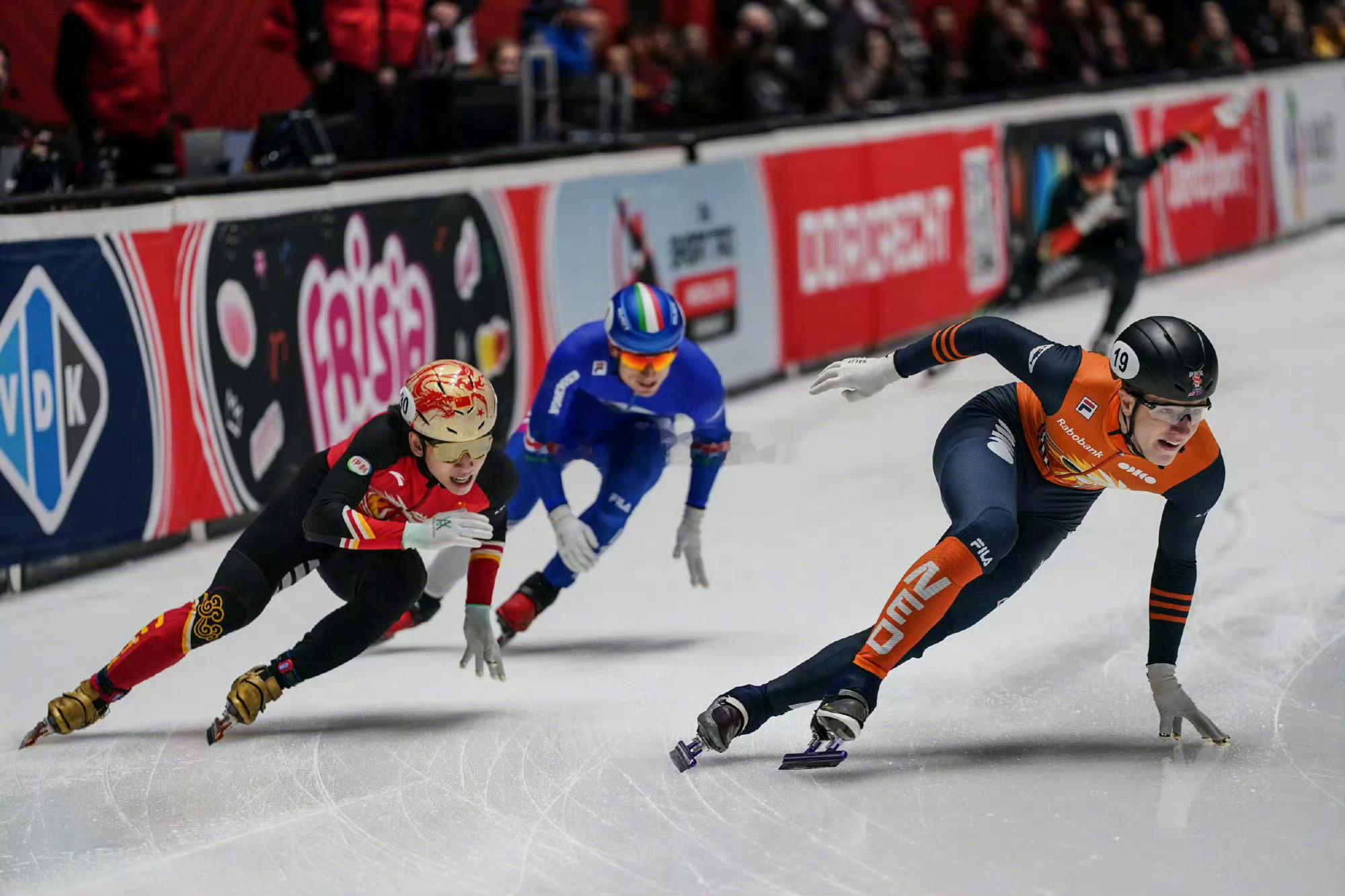 中国短道速滑队出征米兰米兰冬奥的冰场即将迎来中国健儿，中国短道速滑队带着全国人民