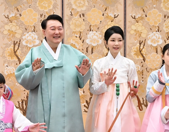 太尴尬了！韩国前第一夫人金建希的管家竟然成功潜逃了。刚刚，韩国媒体援引独检组的