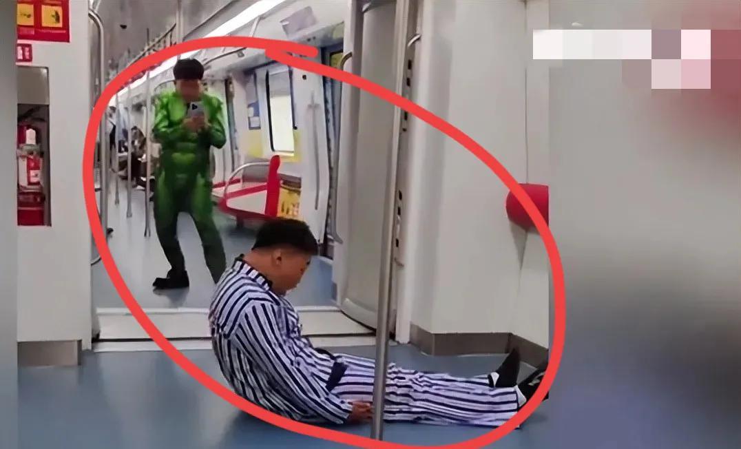 这真是纯有病。为了拍个破视频、博流量，两个小伙子穿着角色服装竟然在石家庄地铁里