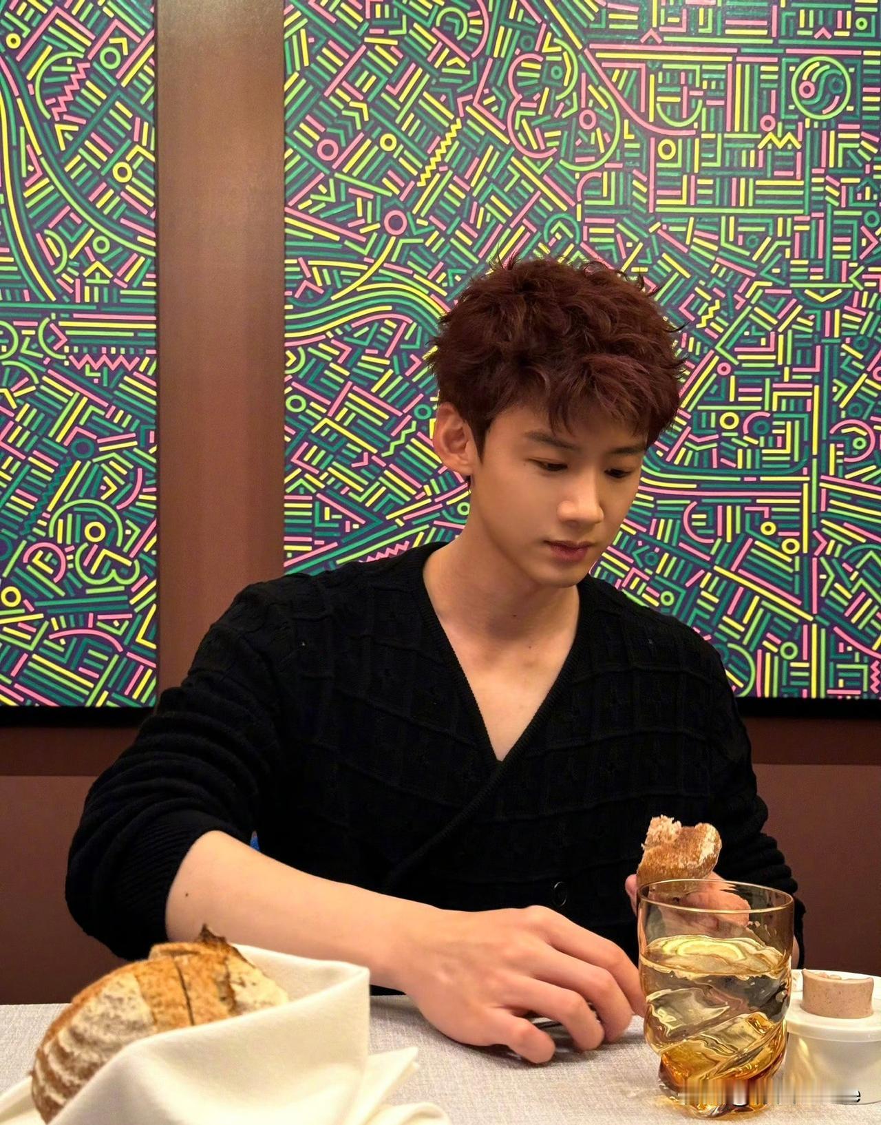 2月13日，白敬亭对面不是宋轶！宋轶白敬亭同家餐厅用餐照，宋轶换背景图乌龙事件