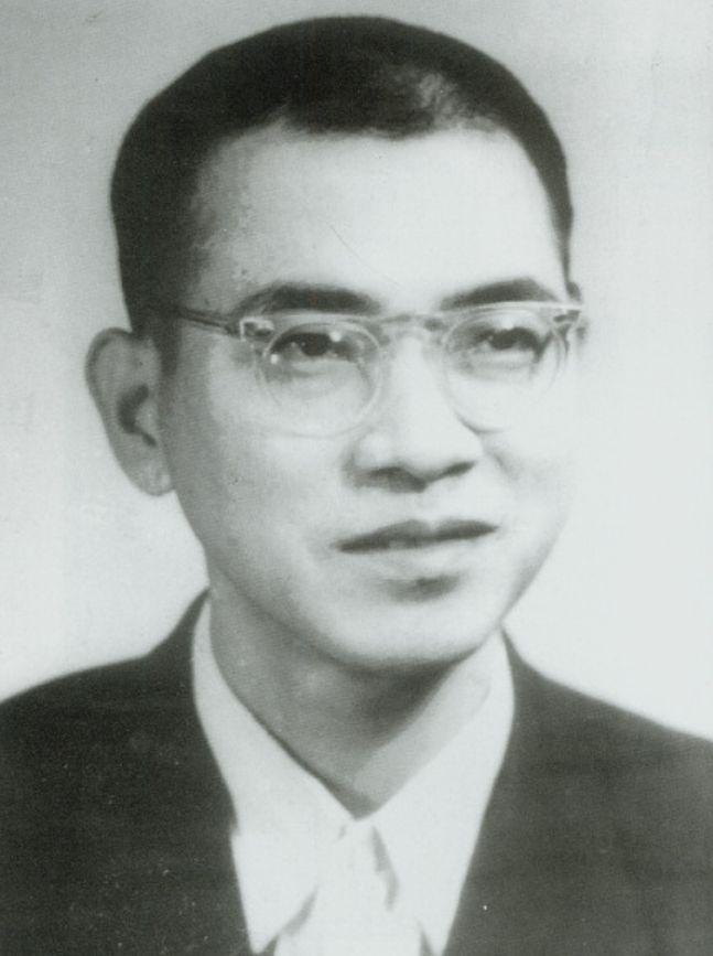 1953年，陈景润毕业后分到北京四中教书，学校却因口齿不清辞退他。之后他摆摊租书