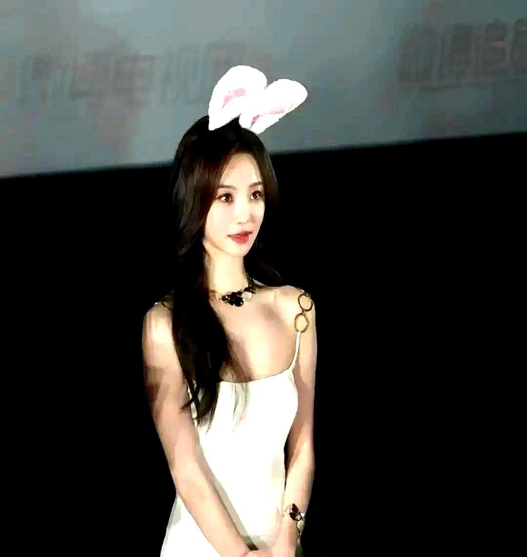 发布会当天王楚然穿粉裙抢尽镜头，胡意旋站旁边没人理。王楚然粉裙领口低开裙摆