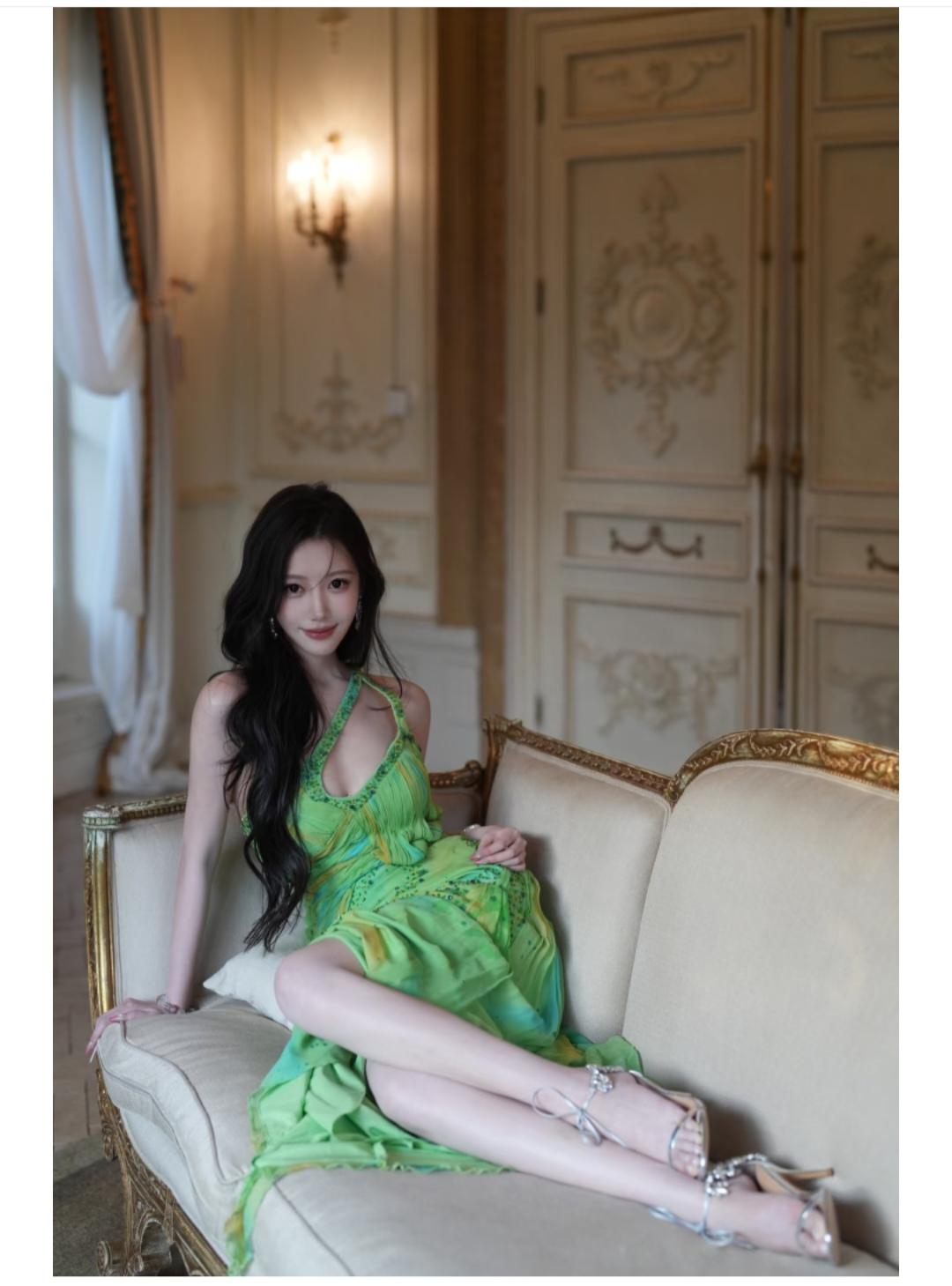 这样绿色的衣服，没有高颜值是真撑不起来。