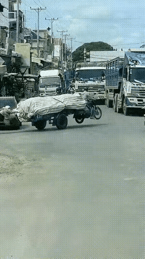 这车看着真是危险，这就是典型的小马拉大车，装东西装多了，有点超载了，一开始还以为