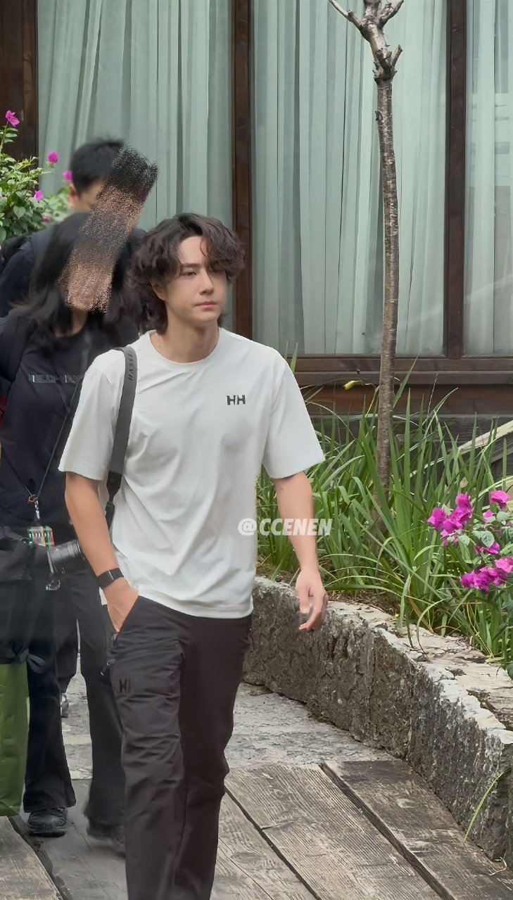 王一博直播上班路透王一博卷毛白t真的好帅啊王一博卷毛白t​​​