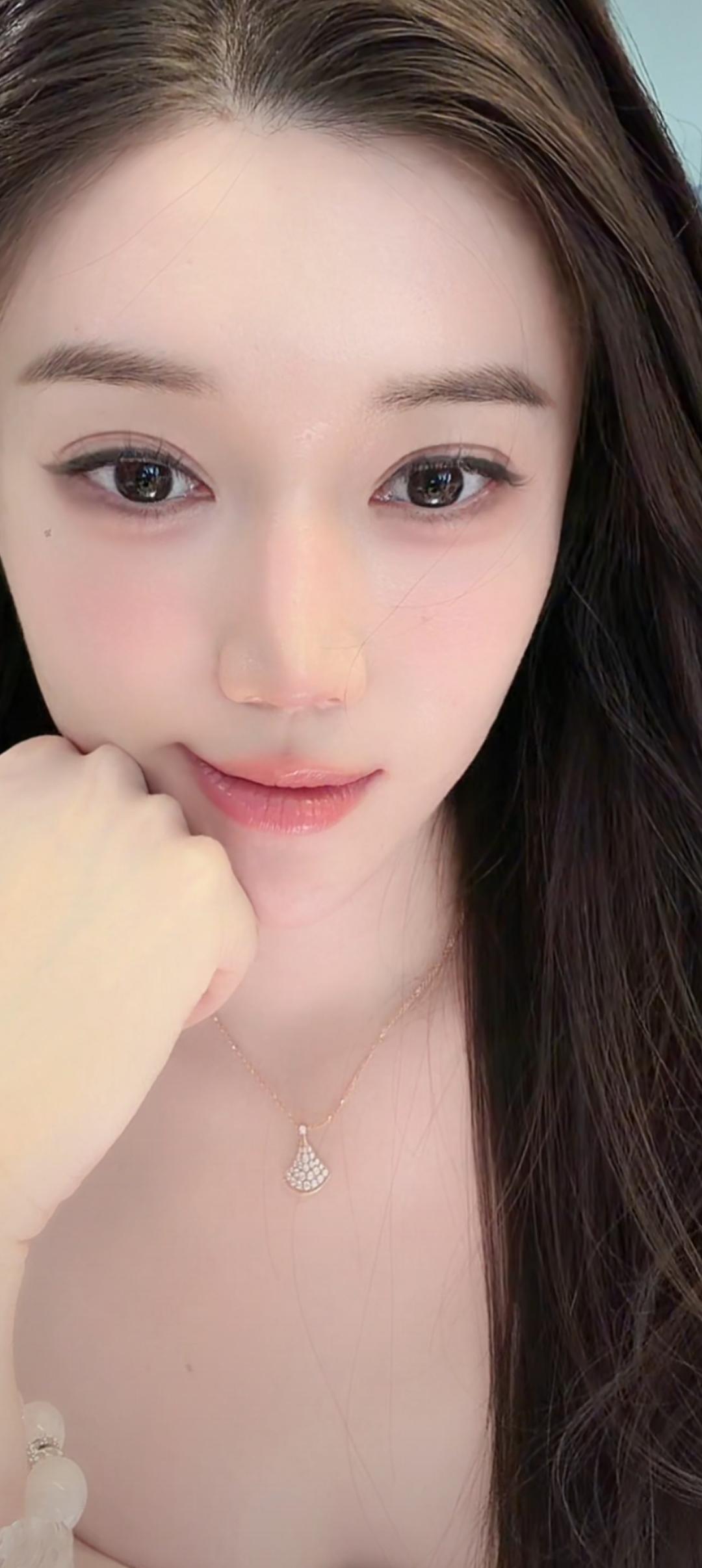 这姑娘妆容好精致啊！