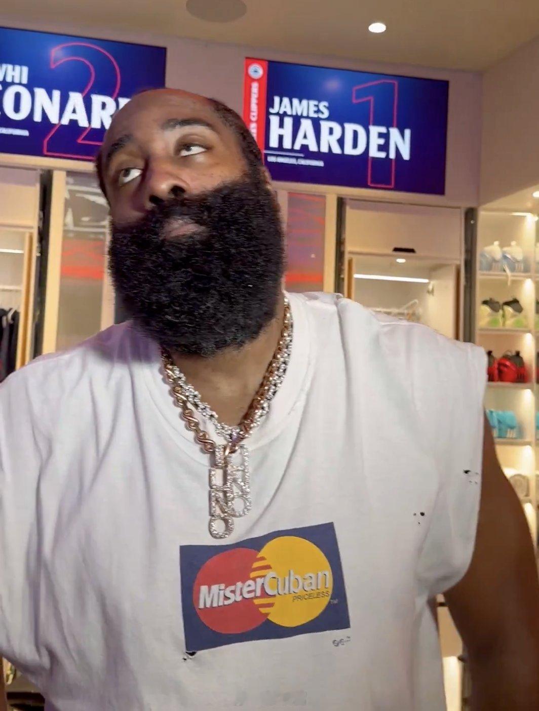 哈登在快船独木难支，过去15场只赢了2场，他也跟莱纳德一样，认为球队缺人处境困难