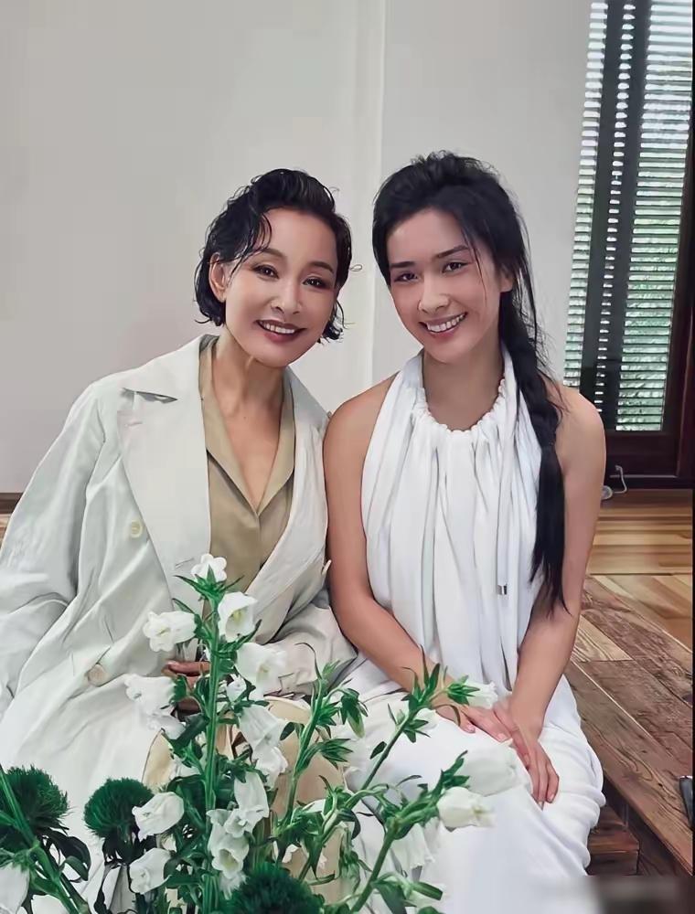 陈冲和大女儿许文婷同框的画面太养眼了！许文婷1998年出生，妥妥的美女学霸一枚。