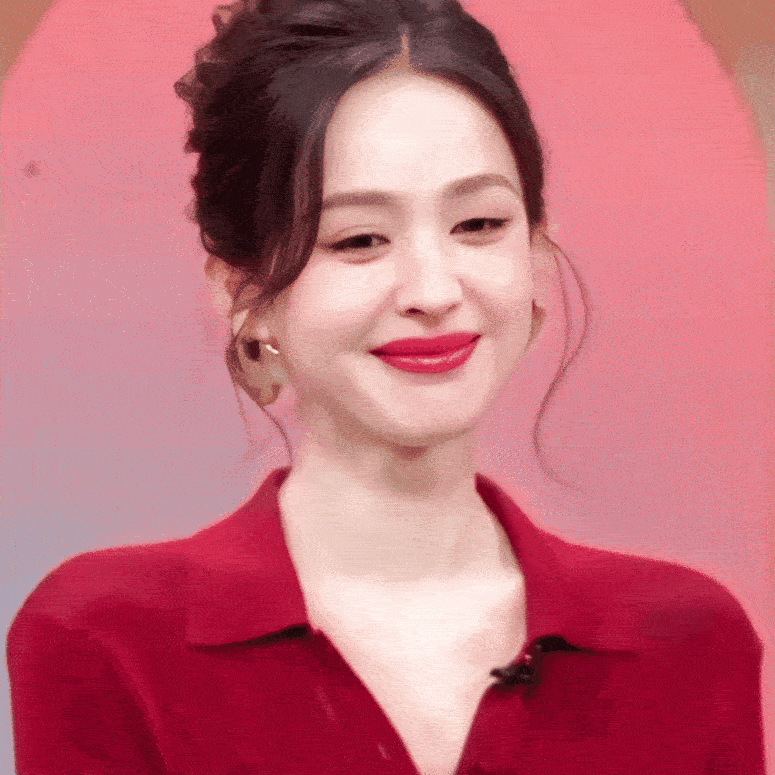 娜扎这段跟逗小猫有什么区别你好星期六侯明昊玩嗨了吧！把水桶转得飞起，娜扎接不到