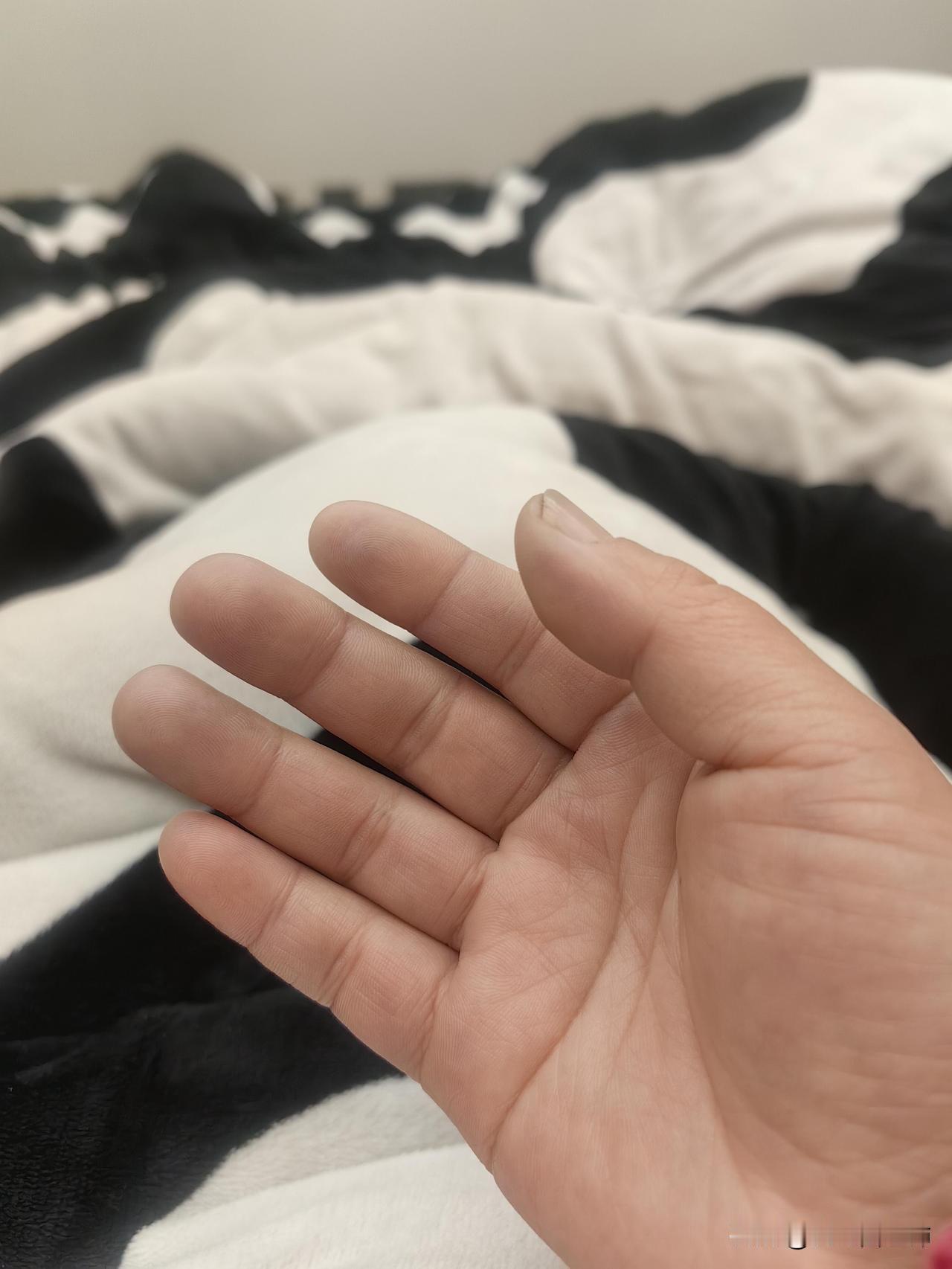 晚上，他们父子俩又一次争吵，动手。我安静的呆在房间，听着声音开始紧张，发冷，腿抖