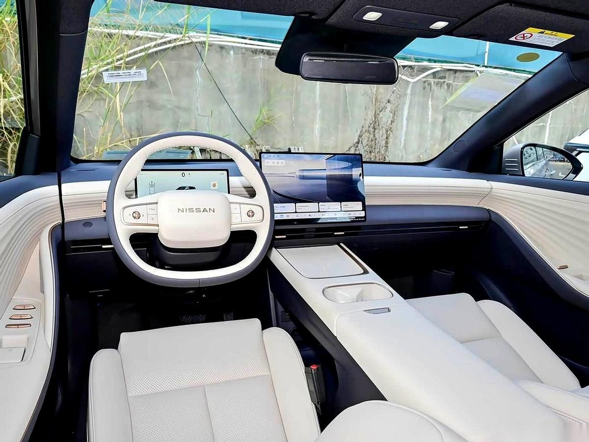 朋友坐进我这台东风日产，手直接就停在了中控台上，眼睛顺着流动的氛围灯转了一圈，问