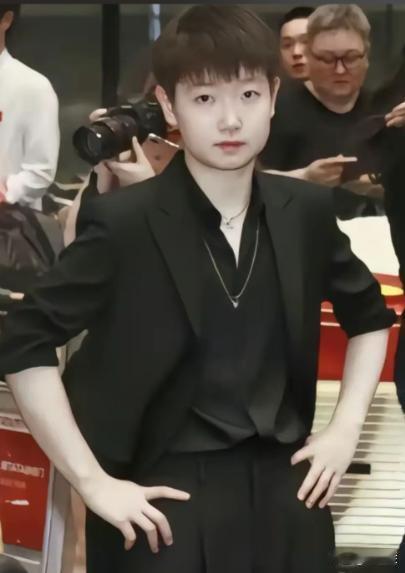 赛场上她球风利落霸气，攻防衔接干脆，心态也沉稳大气，一次次拿下亮眼成绩，为国乒斩