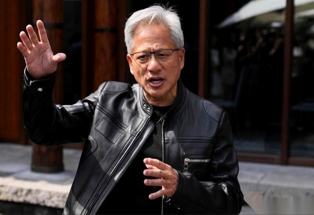 老黄这次真不装了，直接掀桌子了。以前英伟达卖的是啥？是“零件”，是显卡，你自己