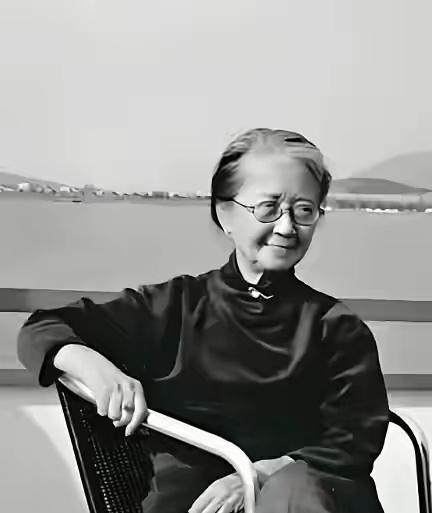 她从不体检，喝隔夜茶，患癌不化疗，活到102岁。医生追问秘诀，她说了两个字，全场