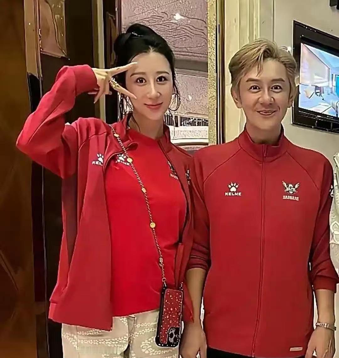 56岁陈浩民和老婆蒋丽莎入住一家豪华酒店，他这次露面状态非常差，整个人瘦到脱相，