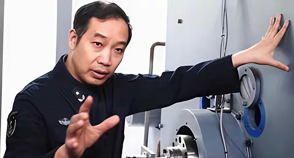 记住这个人，他是可以媲美钱学森一般的存在，被网友称为十个师也不换的关键人物！众
