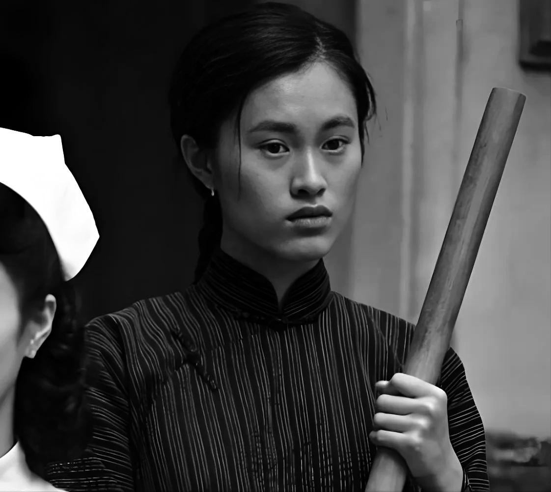 1950年，月明星稀，吴石预感到即将出事。深夜，他把在自家干了几十年的保姆林