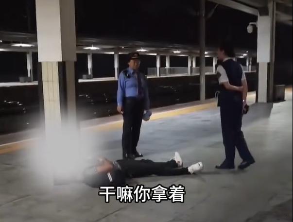 湖南永州火车站，列车即将进站时，一名男乘客与女列车员因口音结缘，短暂交流后，女列