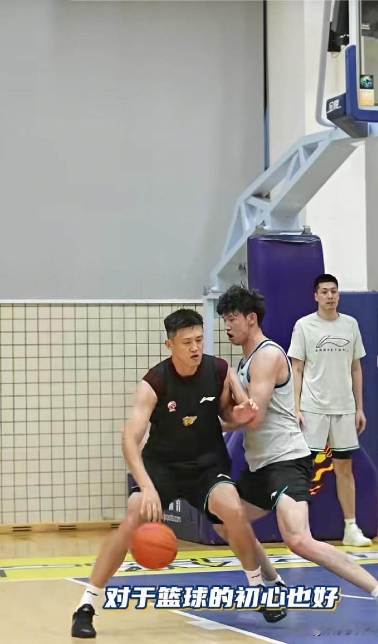 黄明依等来伯乐！昨天下午，广东男篮分享周鹏的采访视频与训练情况！在这个视频中，