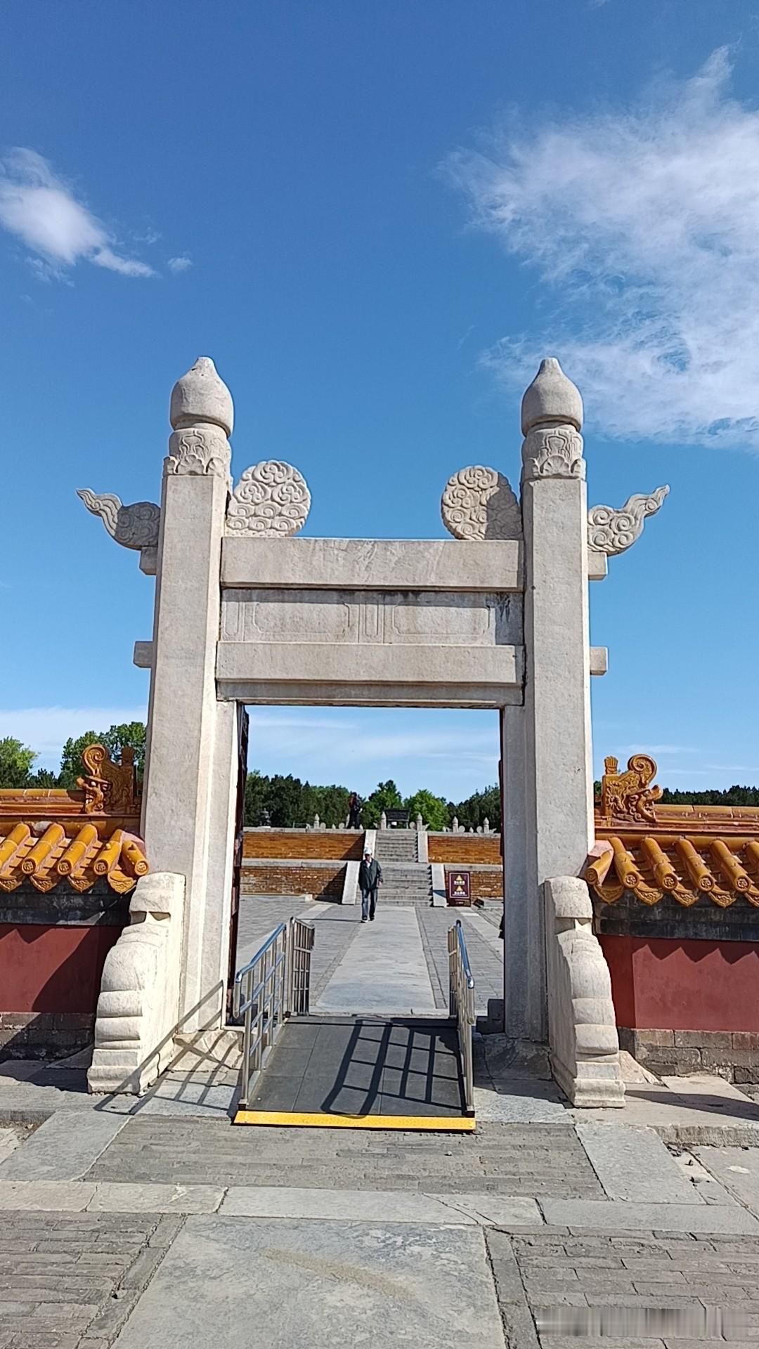 地坛公园着实是藏在二环内的一处宝地，半分没有过度商业化的浮躁气息。它是北京五坛