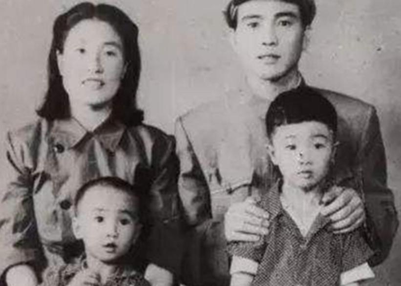 🌞他名叫刘铁骑，是大贪官刘青山的儿子，1952年，刘青山因贪污被枪毙，当时