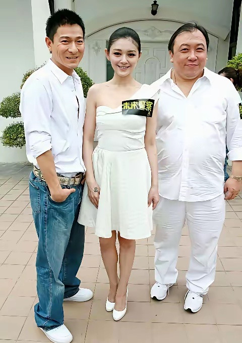 大S的身材真好，图一那拍照角度也没能将她拍矮，倒是王晶被拍得身材都不协调了​​