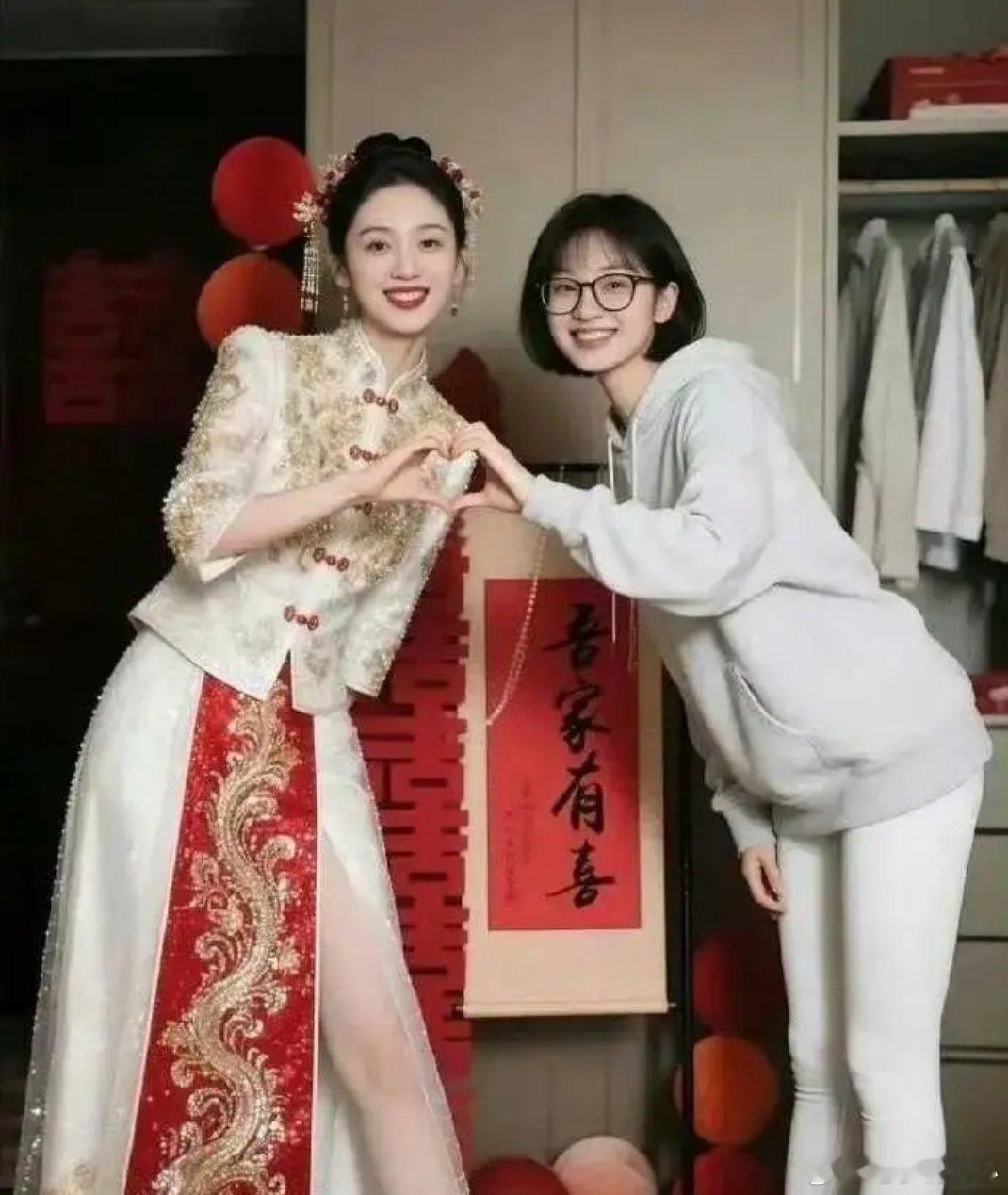 新娘确实漂亮，但我更喜欢戴眼镜那个。