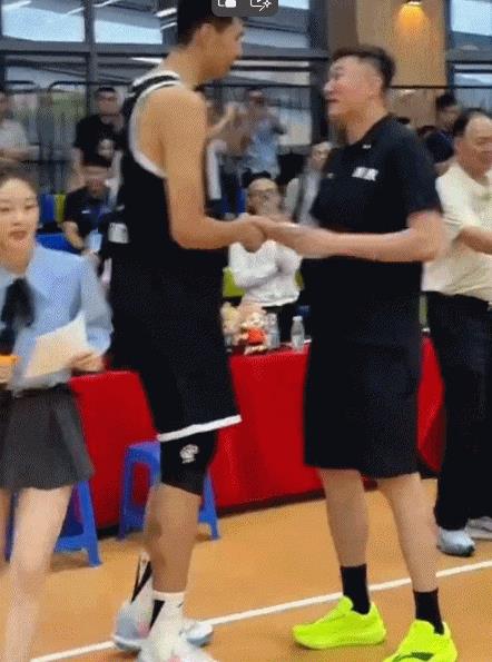 杜锋：这下你小子可安逸了，以后再也不用看我的脸色。徐昕：杜导那天我错了，其实真