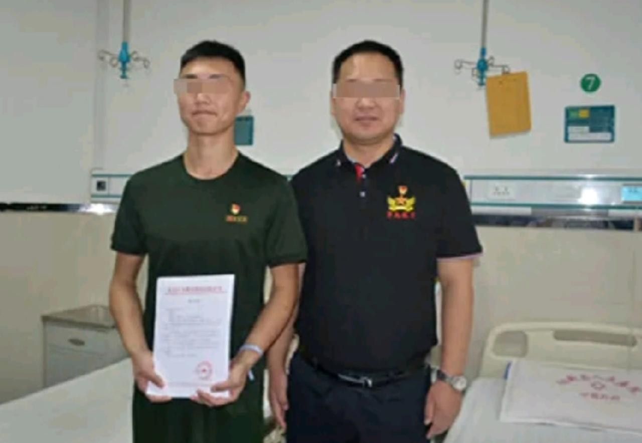 2019年，退伍军人尹文杰在抓小偷时，突然看到了小偷长相，他吃了一惊，赶紧松手