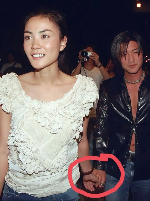 我问我妈，为什么谢霆锋这么爱王菲？我妈说你没发现吗，她身上有一种独特的气质，