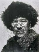 1937年，一根生锈的粗铁丝穿透了67岁老人的锁骨，另一头死死勒住他反绑的大拇指