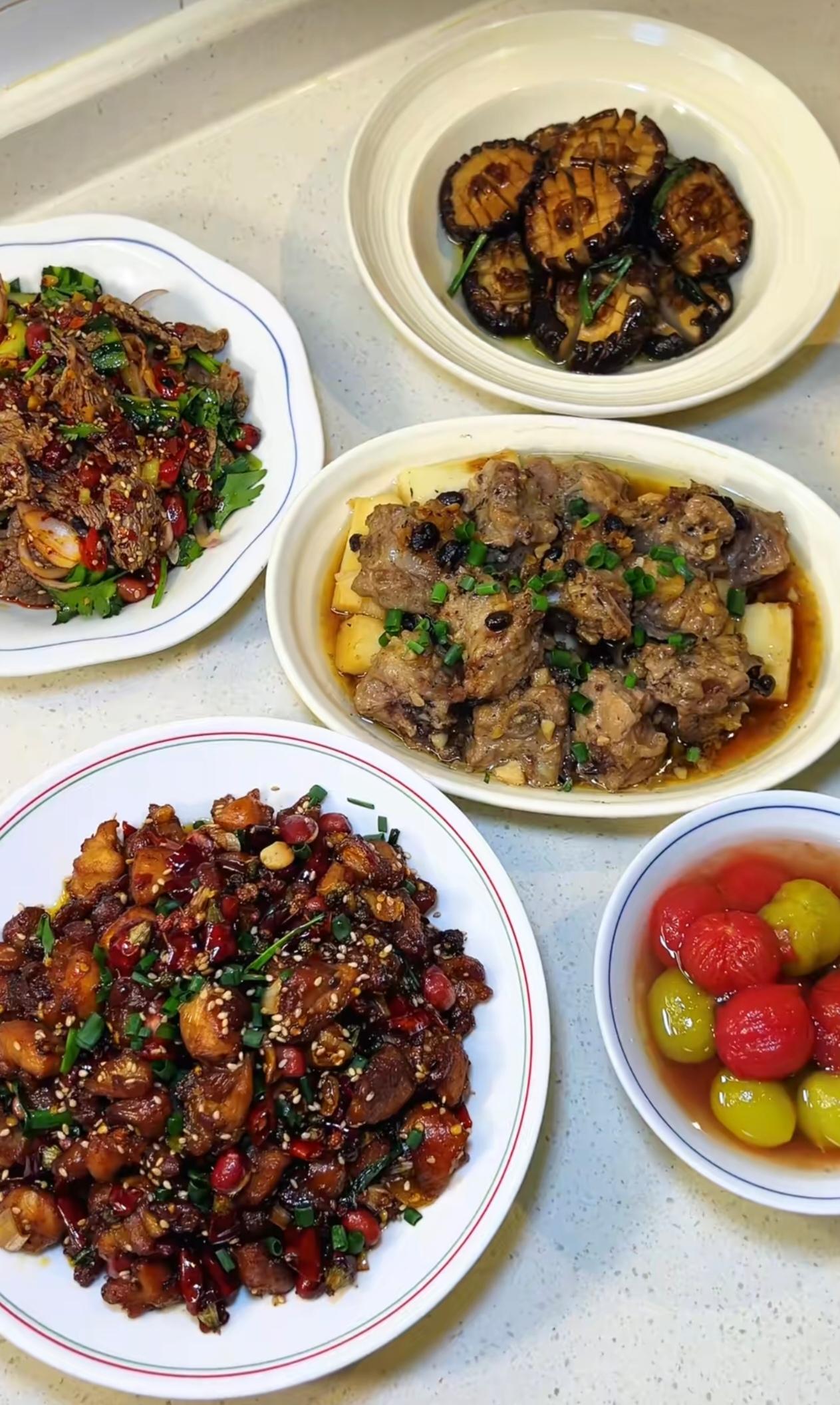 婶婶不愧是美食家！昨晚受邀去她家吃饭，一桌硬菜吃到我扶墙出！干煸辣子鸡香辣过