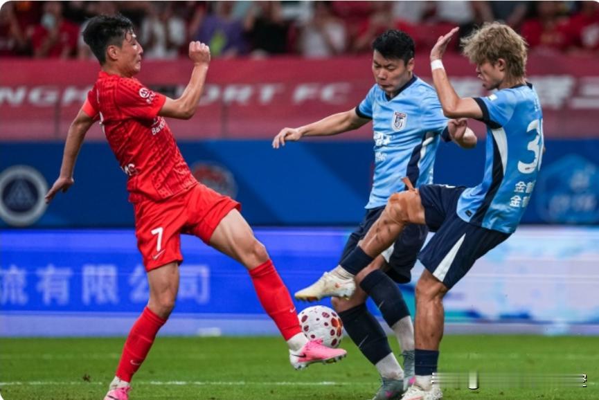 上海海港1:1大连英博，对上海海港队员打分评价如下:1、魏震:3分一个后卫怎