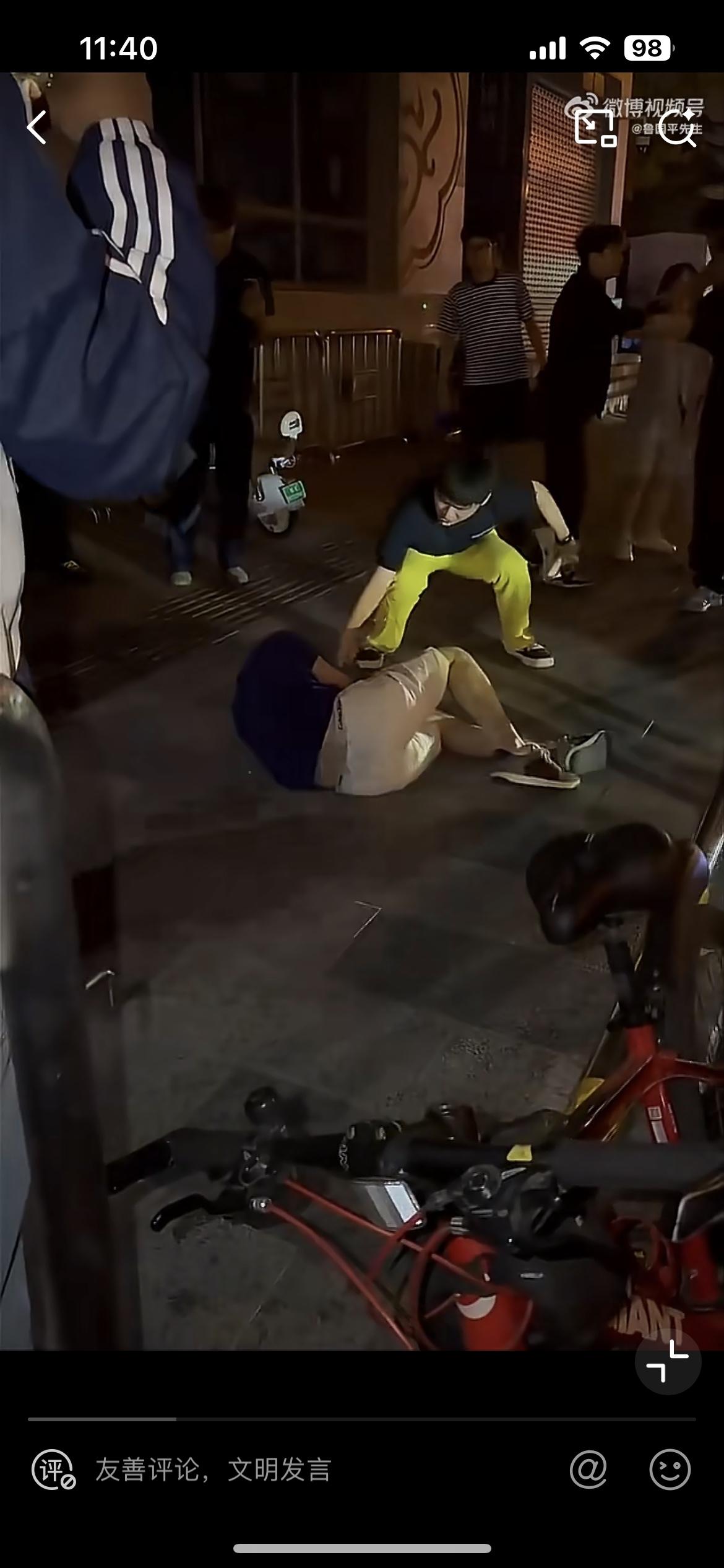 江苏徐州一对外国情侣插队，挑衅推搡辱骂，被几位中国小伙见义勇为教育。事发6月9日