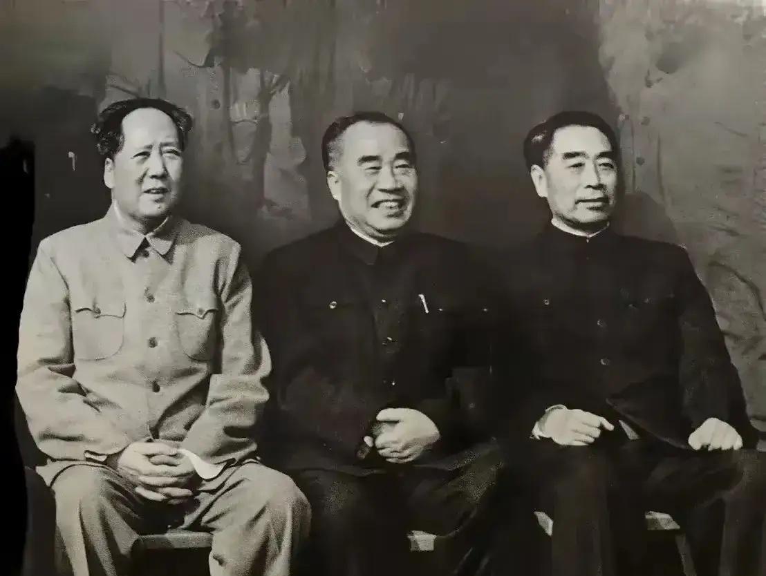 这是我见过三位伟人合影最漂亮的照片之一，可惜不是彩色，突然发现人精神穿中山装也很